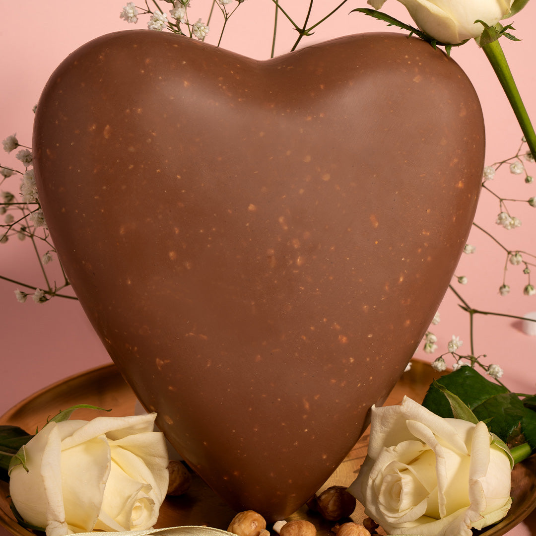 CUORE AL CIOCCOLATO LISCIO CON GRANELLA DI NOCCIOLE PERSONALIZZABILE  600 GR.